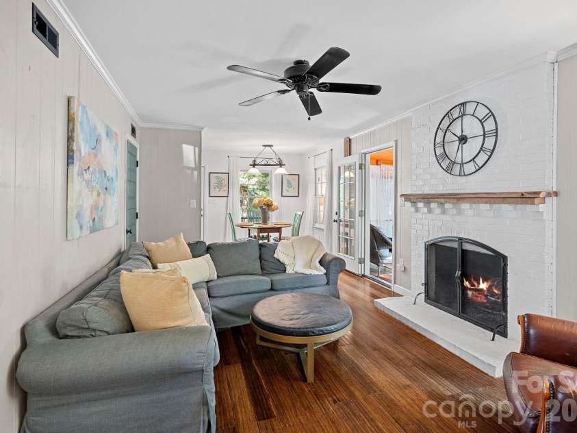817 Bent Wood Court, Matthews, NC 28105.  MLS# CAR4371956, YatesRealty ID 25537. 