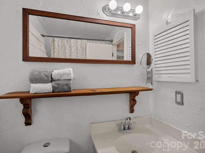 817 Bent Wood Court, Matthews, NC 28105.  MLS# CAR4371956, YatesRealty ID 25537. 