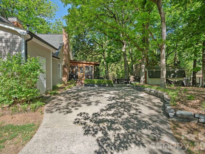 817 Bent Wood Court, Matthews, NC 28105.  MLS# CAR4371956, YatesRealty ID 25537. 