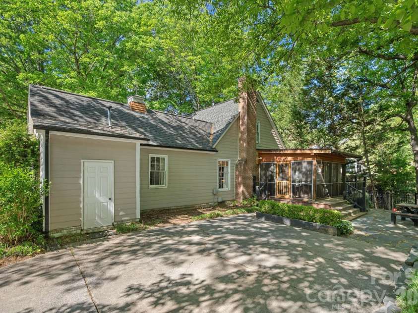 817 Bent Wood Court, Matthews, NC 28105.  MLS# CAR4371956, YatesRealty ID 25537. 
