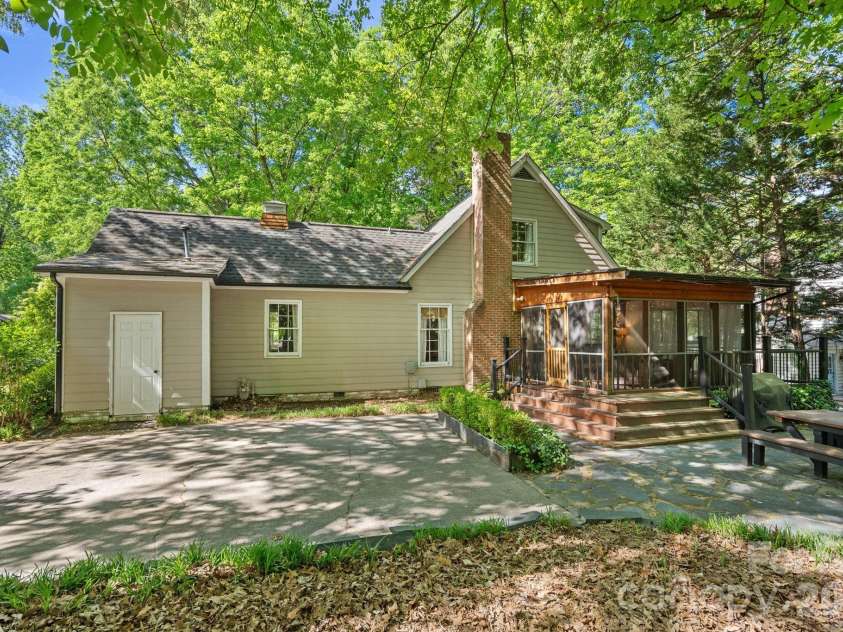 817 Bent Wood Court, Matthews, NC 28105.  MLS# CAR4371956, YatesRealty ID 25537. 
