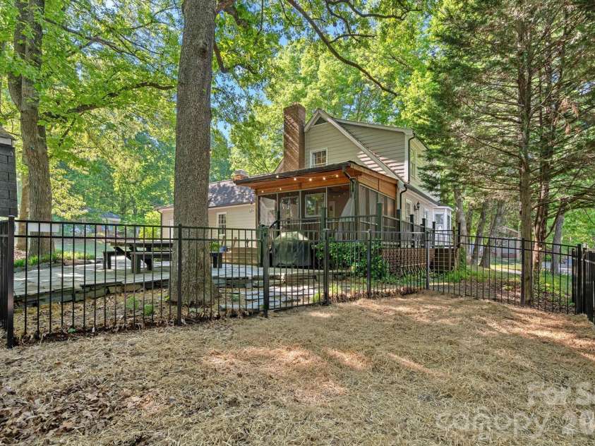 817 Bent Wood Court, Matthews, NC 28105.  MLS# CAR4371956, YatesRealty ID 25537. 