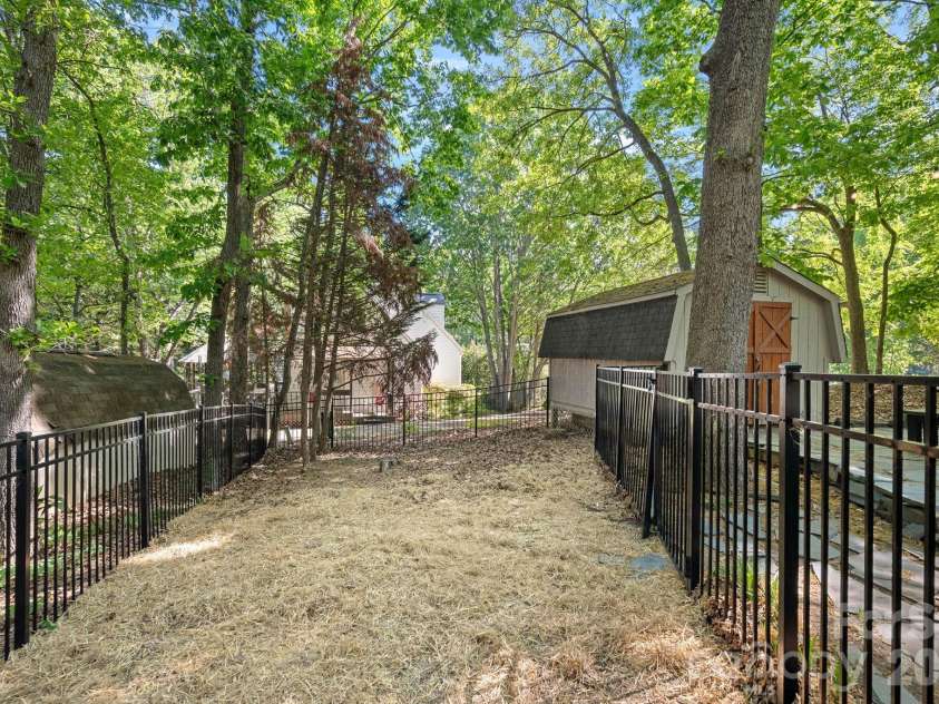 817 Bent Wood Court, Matthews, NC 28105.  MLS# CAR4371956, YatesRealty ID 25537. 