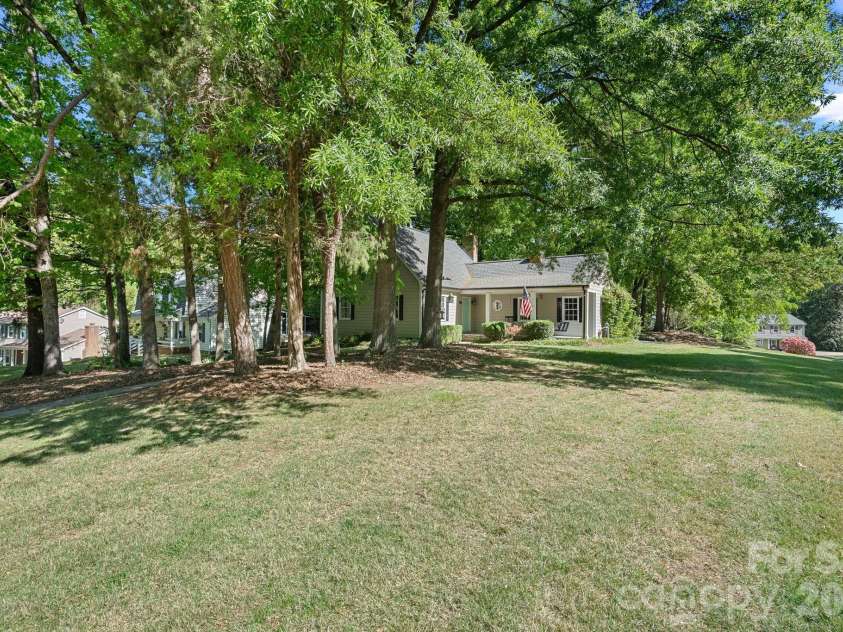 817 Bent Wood Court, Matthews, NC 28105.  MLS# CAR4371956, YatesRealty ID 25537. 