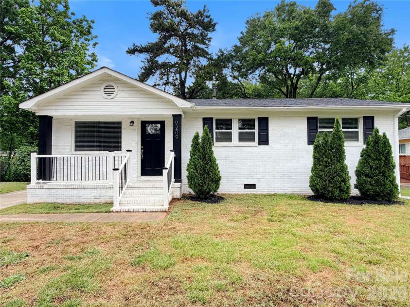 9209 Edgevale Drive, Charlotte, NC 28216.  MLS# CAR4378762, YatesRealty ID 25538. 