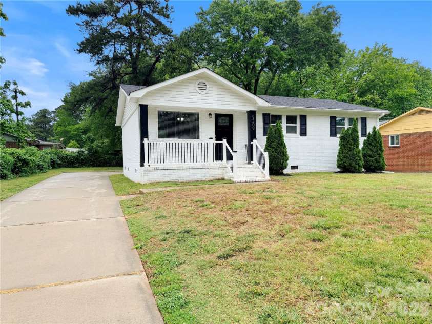 9209 Edgevale Drive, Charlotte, NC 28216.  MLS# CAR4378762, YatesRealty ID 25538. 