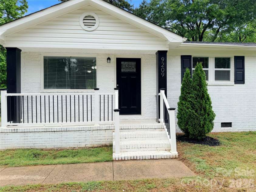 9209 Edgevale Drive, Charlotte, NC 28216.  MLS# CAR4378762, YatesRealty ID 25538. 