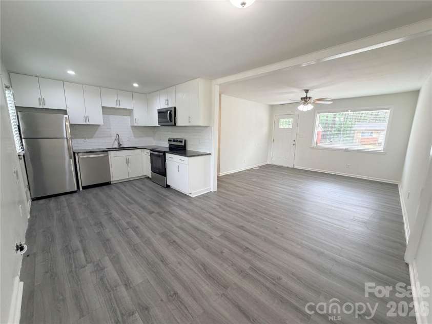 9209 Edgevale Drive, Charlotte, NC 28216.  MLS# CAR4378762, YatesRealty ID 25538. 