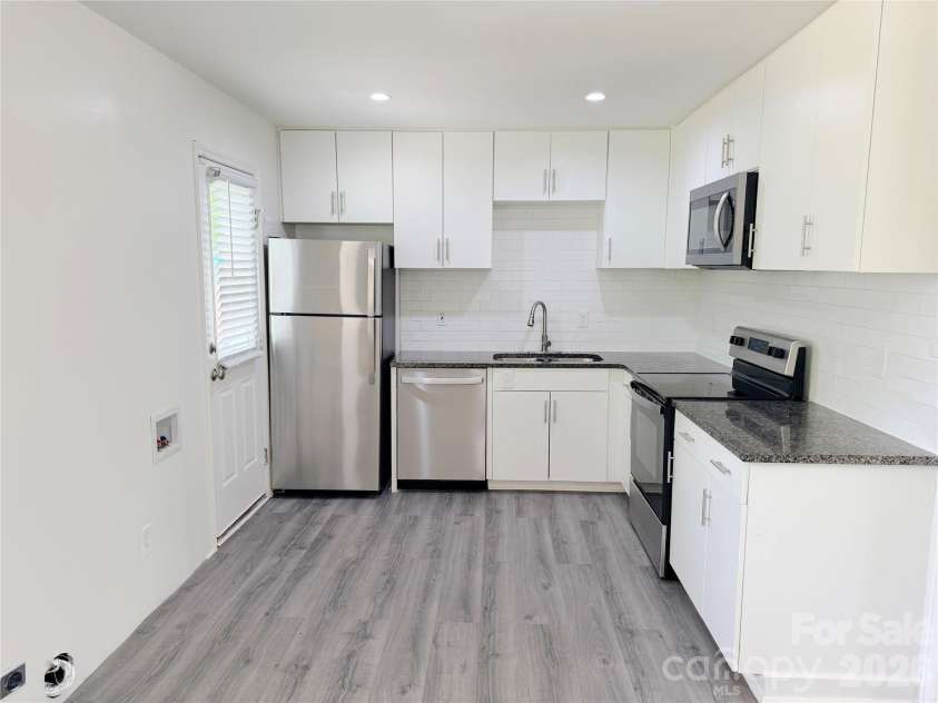 9209 Edgevale Drive, Charlotte, NC 28216.  MLS# CAR4378762, YatesRealty ID 25538. 