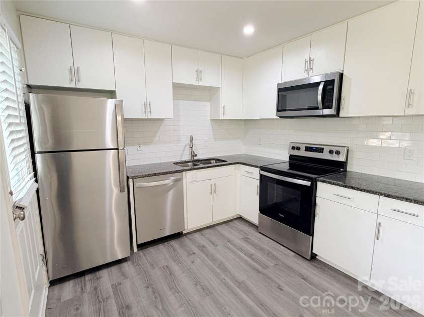 9209 Edgevale Drive, Charlotte, NC 28216.  MLS# CAR4378762, YatesRealty ID 25538. 