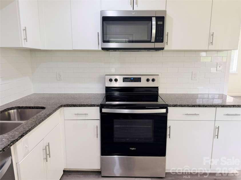 9209 Edgevale Drive, Charlotte, NC 28216.  MLS# CAR4378762, YatesRealty ID 25538. 