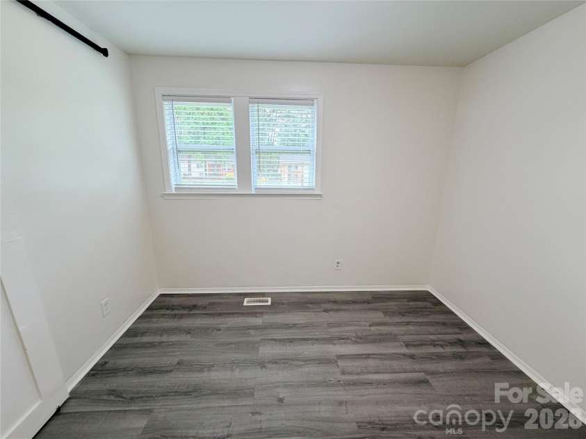9209 Edgevale Drive, Charlotte, NC 28216.  MLS# CAR4378762, YatesRealty ID 25538. 