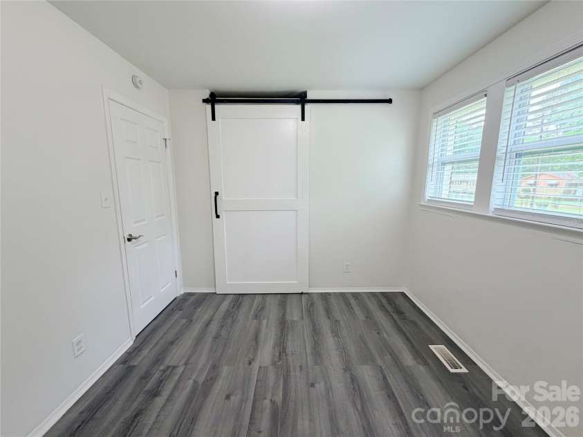 9209 Edgevale Drive, Charlotte, NC 28216.  MLS# CAR4378762, YatesRealty ID 25538. 
