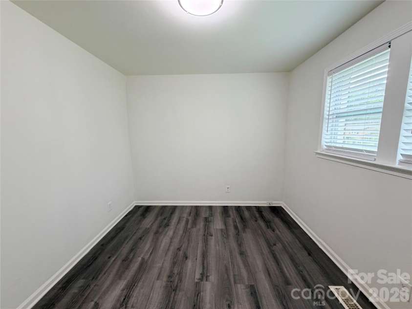 9209 Edgevale Drive, Charlotte, NC 28216.  MLS# CAR4378762, YatesRealty ID 25538. 
