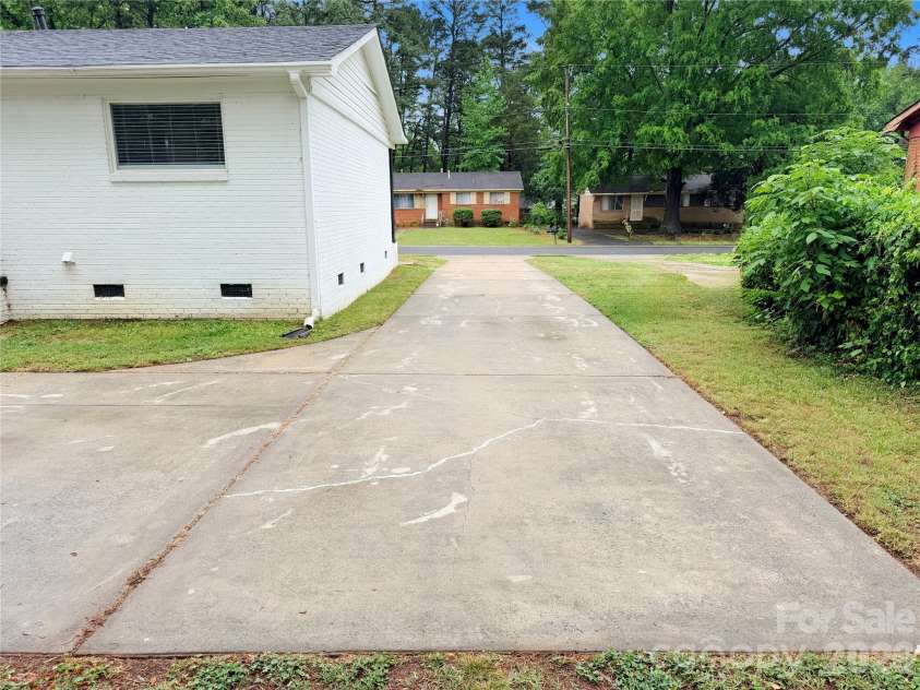 9209 Edgevale Drive, Charlotte, NC 28216.  MLS# CAR4378762, YatesRealty ID 25538. 