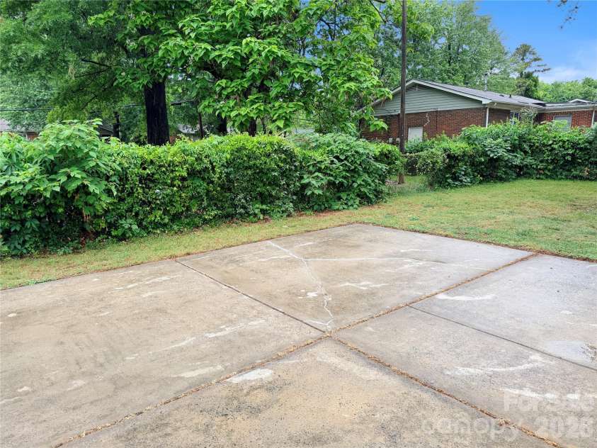 9209 Edgevale Drive, Charlotte, NC 28216.  MLS# CAR4378762, YatesRealty ID 25538. 
