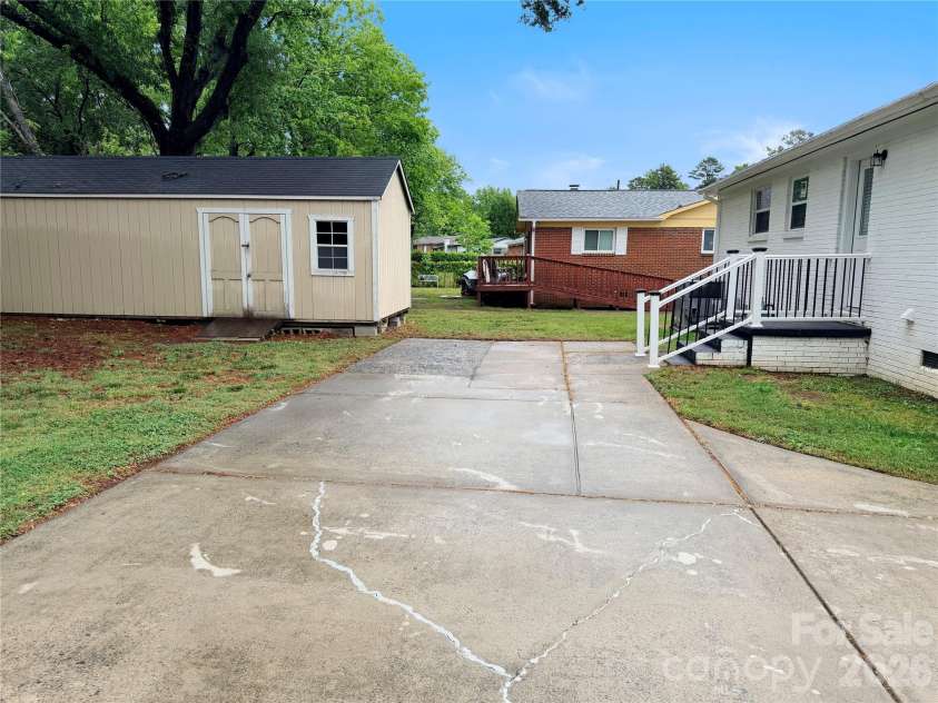 9209 Edgevale Drive, Charlotte, NC 28216.  MLS# CAR4378762, YatesRealty ID 25538. 