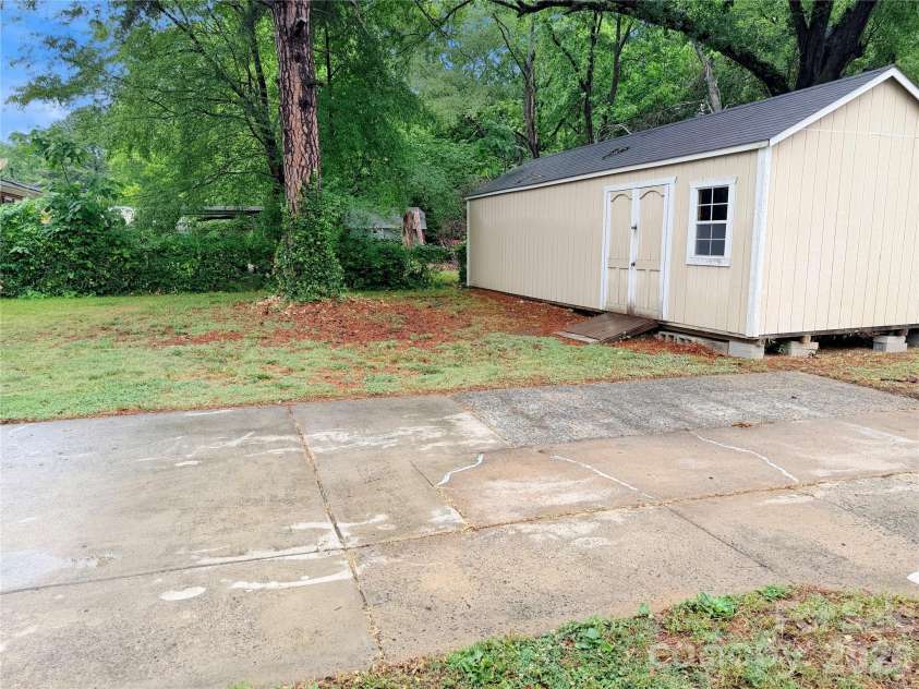 9209 Edgevale Drive, Charlotte, NC 28216.  MLS# CAR4378762, YatesRealty ID 25538. 