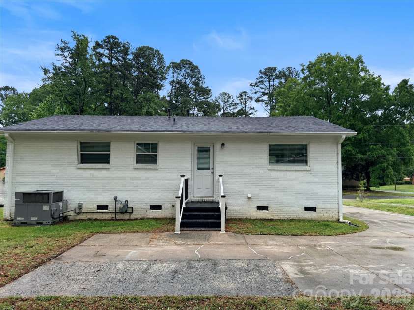 9209 Edgevale Drive, Charlotte, NC 28216.  MLS# CAR4378762, YatesRealty ID 25538. 