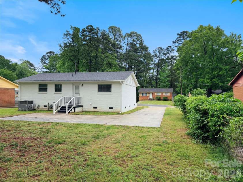 9209 Edgevale Drive, Charlotte, NC 28216.  MLS# CAR4378762, YatesRealty ID 25538. 