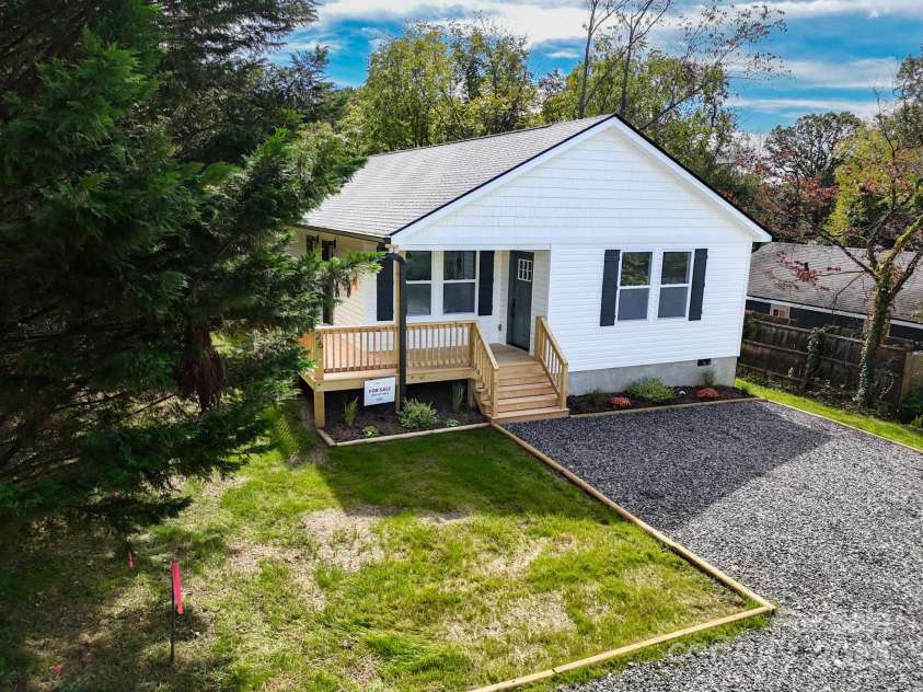 26 Crest Avenue, Asheville, NC 28803.  MLS# CAR4301381, YatesRealty ID 2554. 
