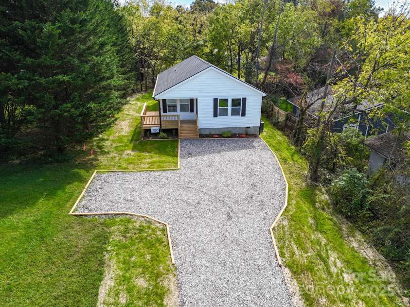 26 Crest Avenue, Asheville, NC 28803.  MLS# CAR4301381, YatesRealty ID 2554. 