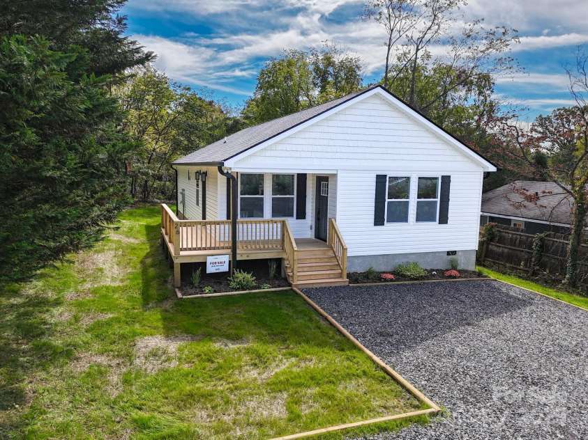 26 Crest Avenue, Asheville, NC 28803.  MLS# CAR4301381, YatesRealty ID 2554. 