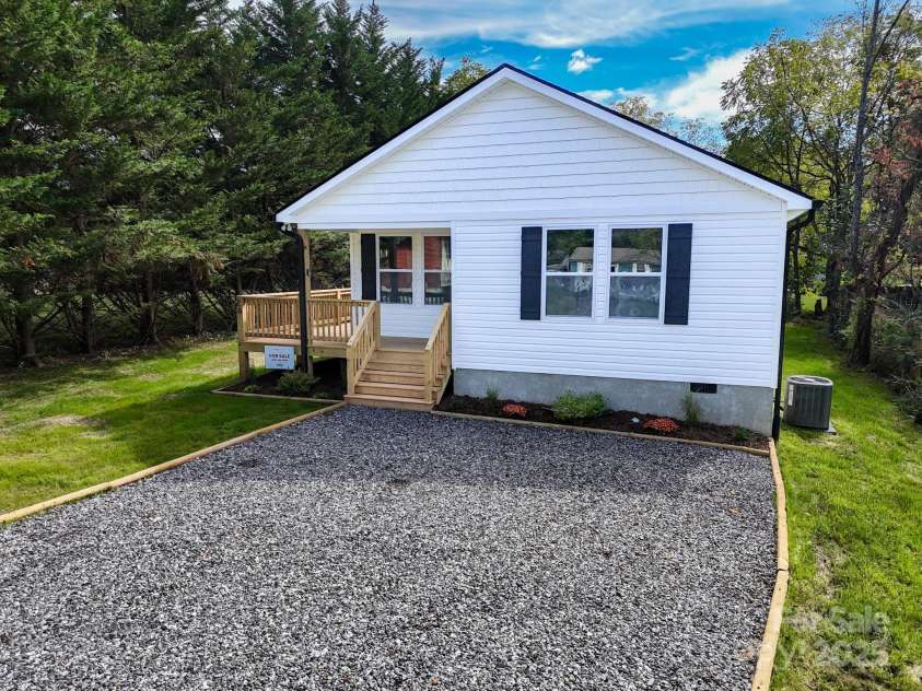 26 Crest Avenue, Asheville, NC 28803.  MLS# CAR4301381, YatesRealty ID 2554. 