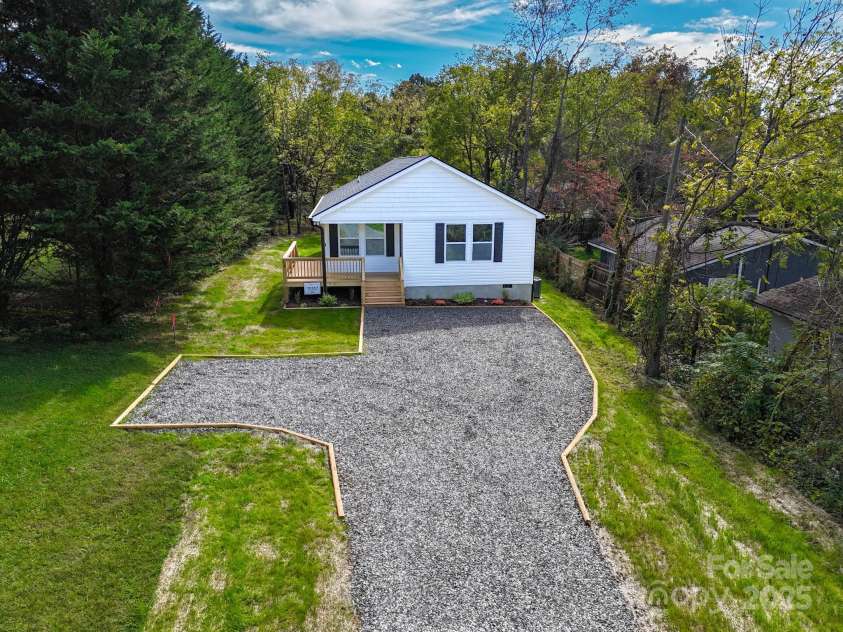 26 Crest Avenue, Asheville, NC 28803.  MLS# CAR4301381, YatesRealty ID 2554. 