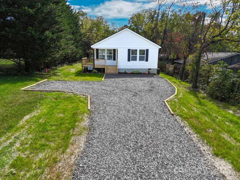 26 Crest Avenue, Asheville, NC 28803.  MLS# CAR4301381, YatesRealty ID 2554. 