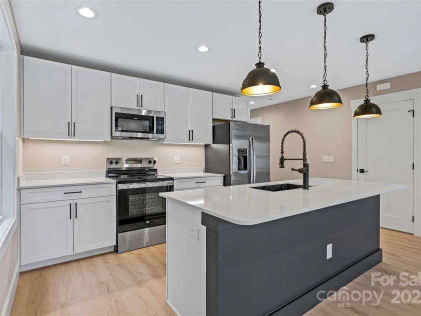 26 Crest Avenue, Asheville, NC 28803.  MLS# CAR4301381, YatesRealty ID 2554. 