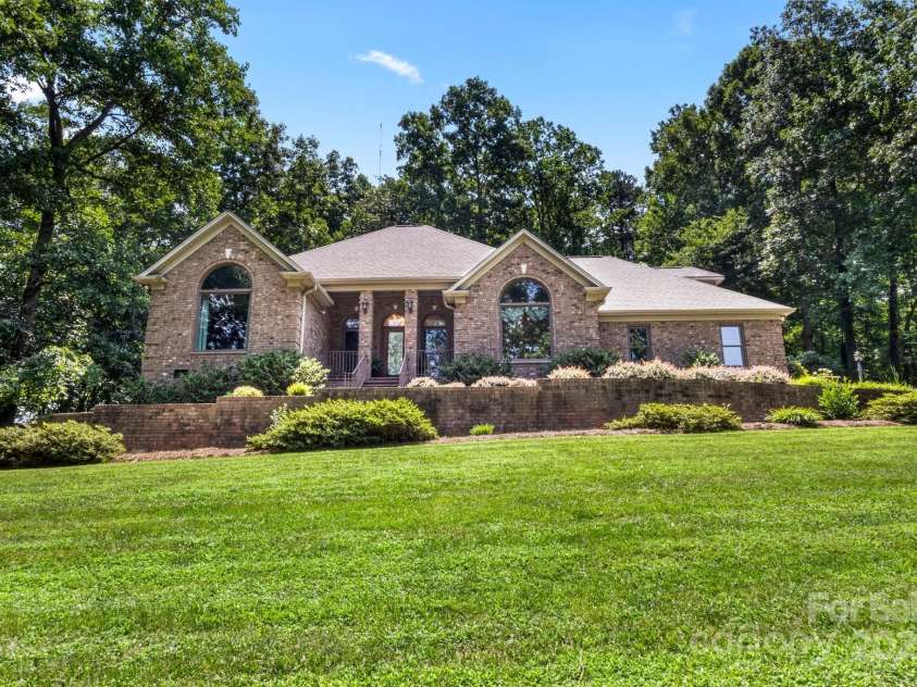 107 Creekwood Drive, Dallas, NC 28034.  MLS# CAR4275706, YatesRealty ID 25543. 