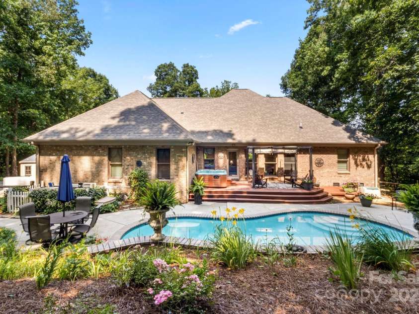 107 Creekwood Drive, Dallas, NC 28034.  MLS# CAR4275706, YatesRealty ID 25543. 