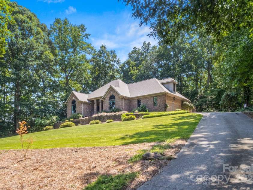 107 Creekwood Drive, Dallas, NC 28034.  MLS# CAR4275706, YatesRealty ID 25543. 