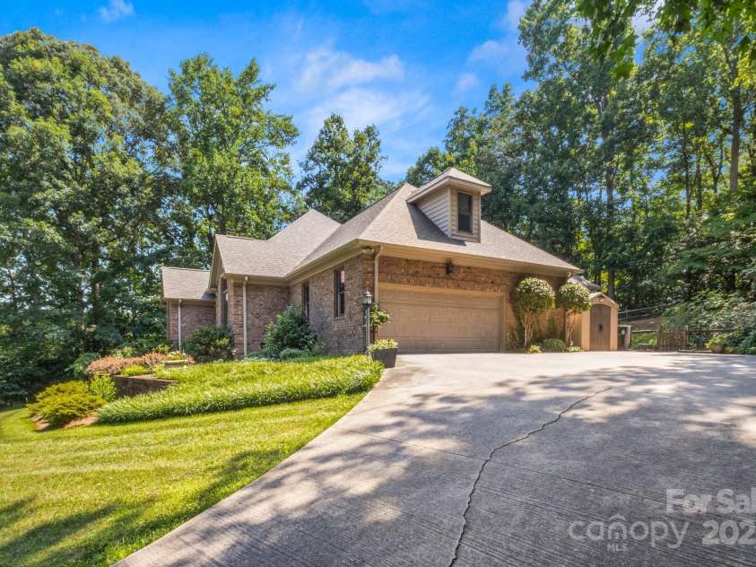 107 Creekwood Drive, Dallas, NC 28034.  MLS# CAR4275706, YatesRealty ID 25543. 