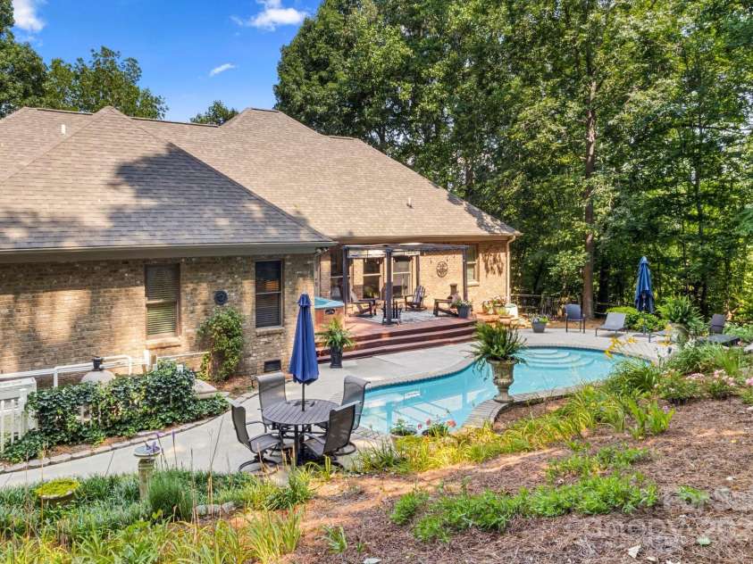 107 Creekwood Drive, Dallas, NC 28034.  MLS# CAR4275706, YatesRealty ID 25543. 