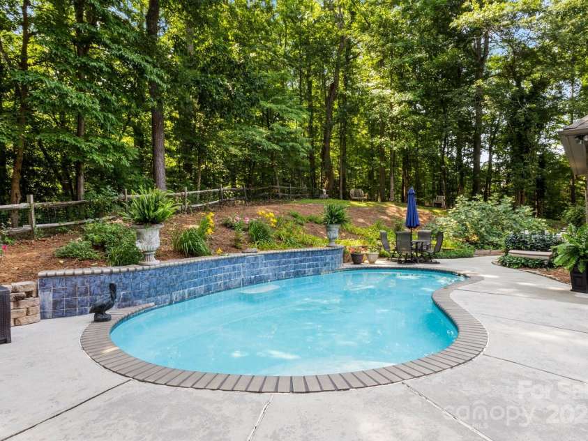 107 Creekwood Drive, Dallas, NC 28034.  MLS# CAR4275706, YatesRealty ID 25543. 