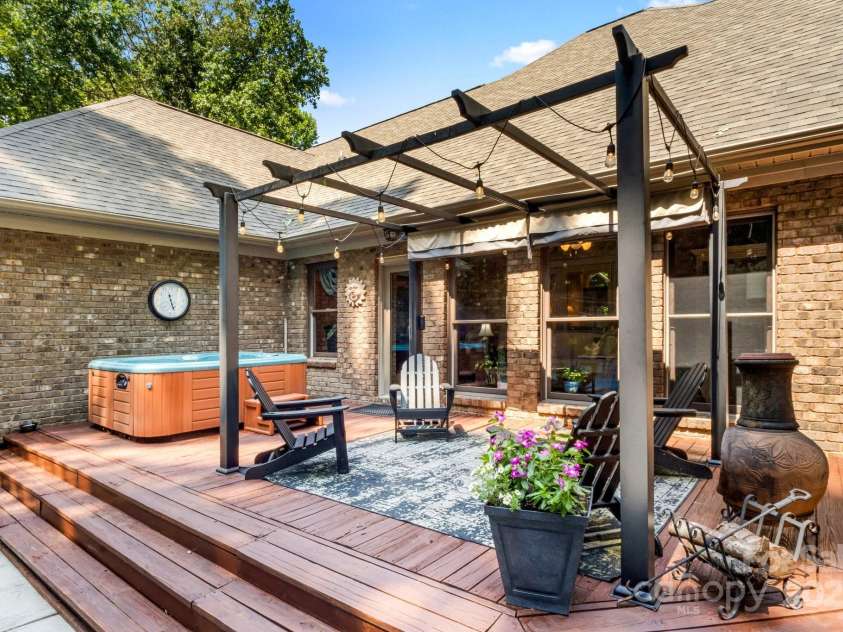 107 Creekwood Drive, Dallas, NC 28034.  MLS# CAR4275706, YatesRealty ID 25543. 