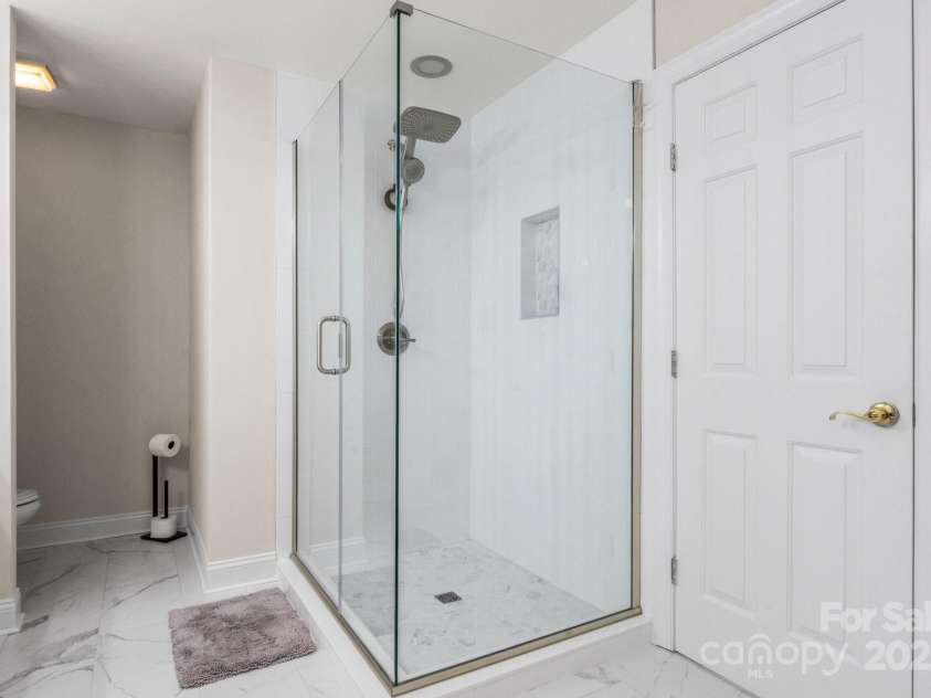 107 Creekwood Drive, Dallas, NC 28034.  MLS# CAR4275706, YatesRealty ID 25543. 