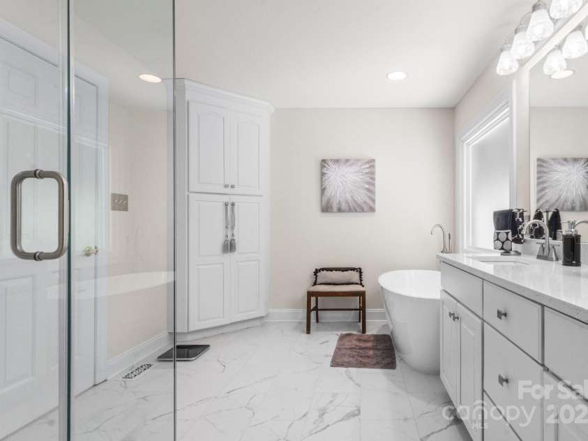 107 Creekwood Drive, Dallas, NC 28034.  MLS# CAR4275706, YatesRealty ID 25543. 