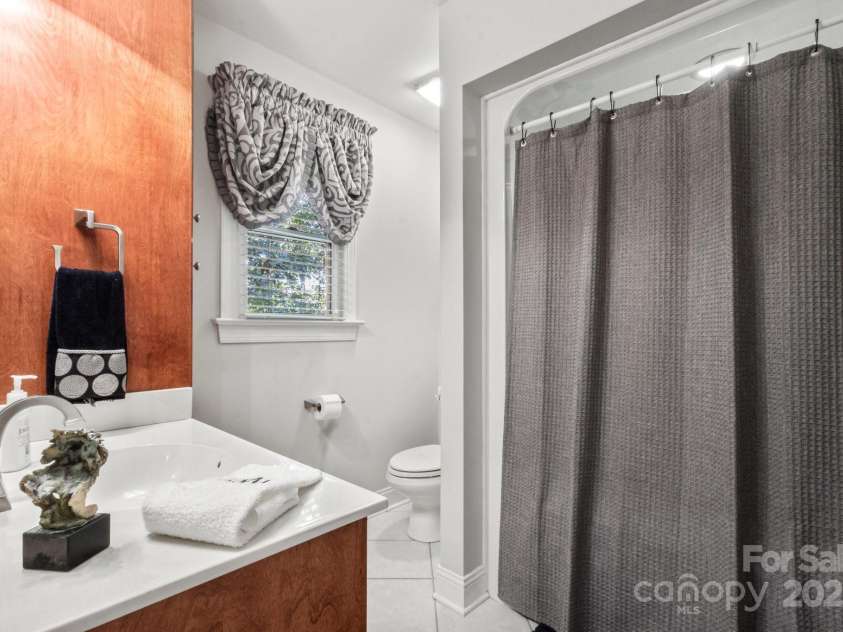 107 Creekwood Drive, Dallas, NC 28034.  MLS# CAR4275706, YatesRealty ID 25543. 