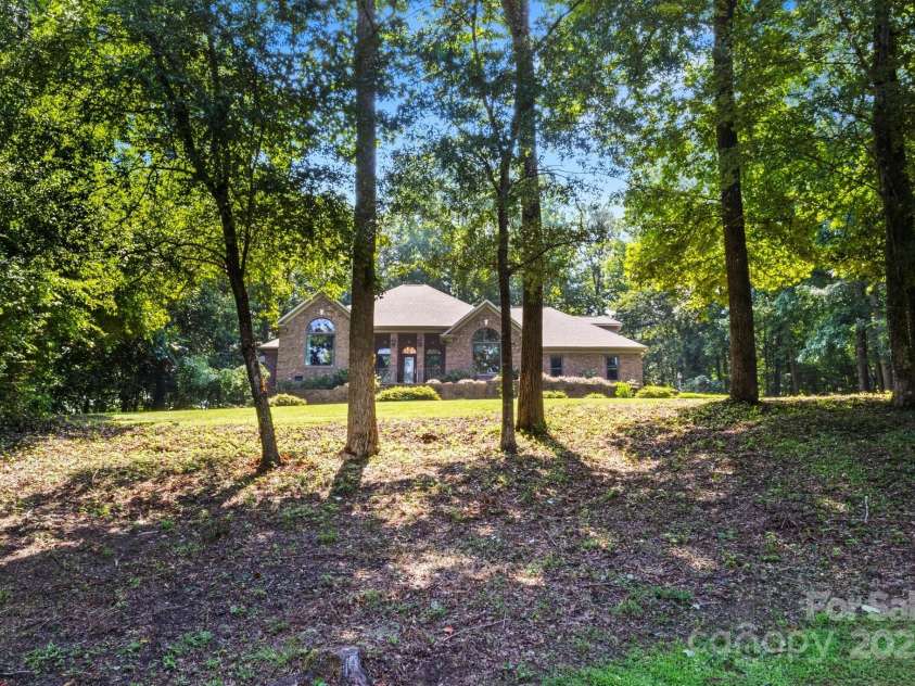 107 Creekwood Drive, Dallas, NC 28034.  MLS# CAR4275706, YatesRealty ID 25543. 