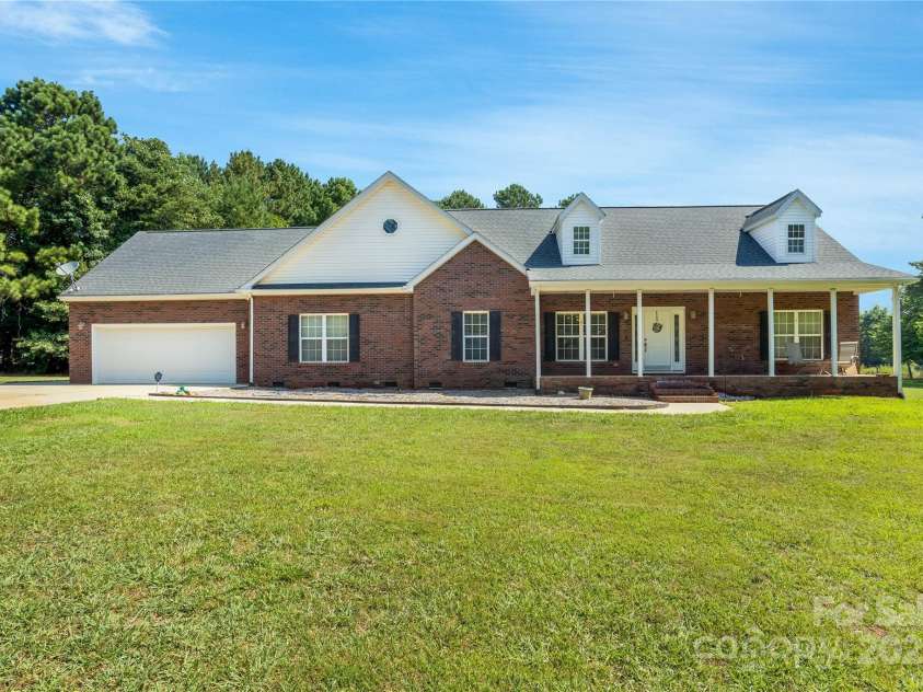 1225 Timber Run Drive, Dallas, NC 28034.  MLS# CAR4277525, YatesRealty ID 25544. 