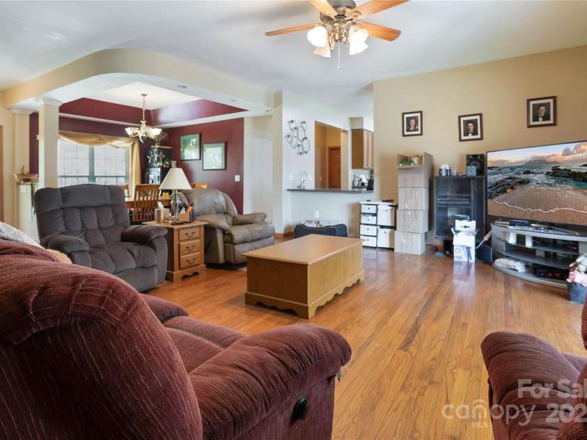 1225 Timber Run Drive, Dallas, NC 28034.  MLS# CAR4277525, YatesRealty ID 25544. 