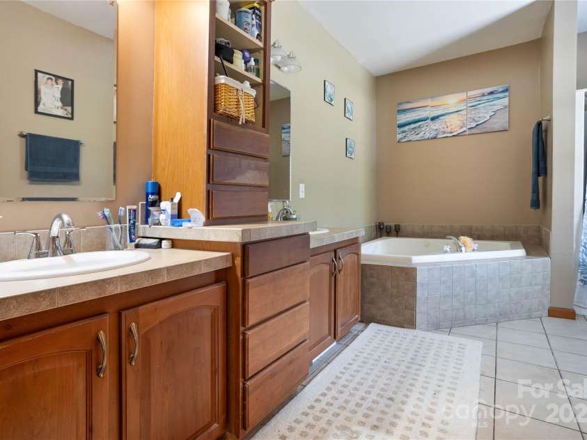 1225 Timber Run Drive, Dallas, NC 28034.  MLS# CAR4277525, YatesRealty ID 25544. 