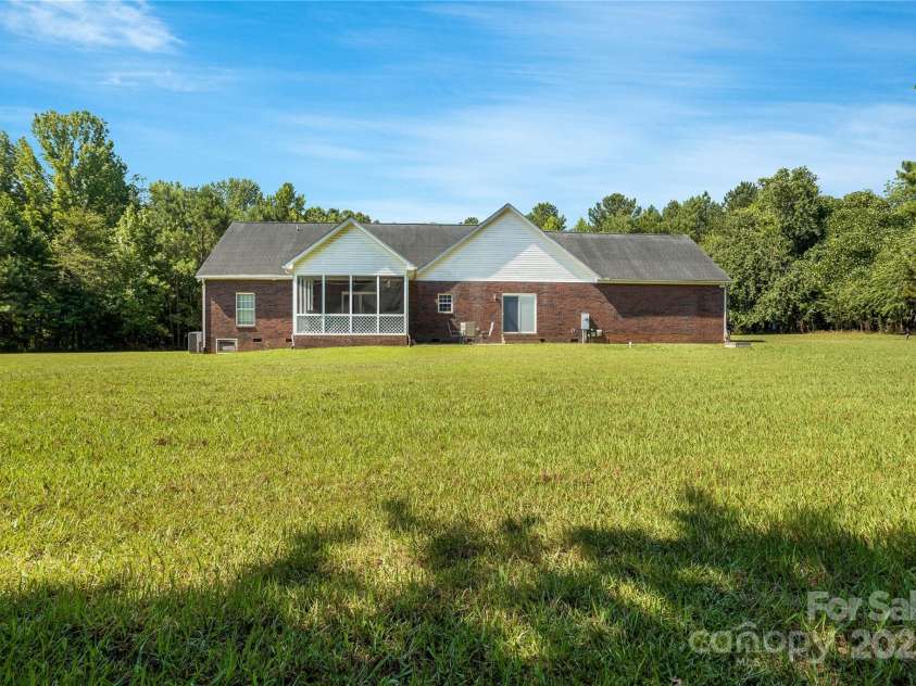 1225 Timber Run Drive, Dallas, NC 28034.  MLS# CAR4277525, YatesRealty ID 25544. 