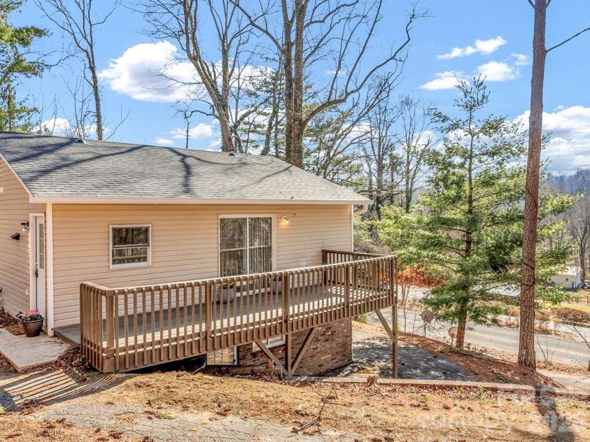 114 Elden Street, Hendersonville, NC 28791.  MLS# CAR4355283, YatesRealty ID 25545. 