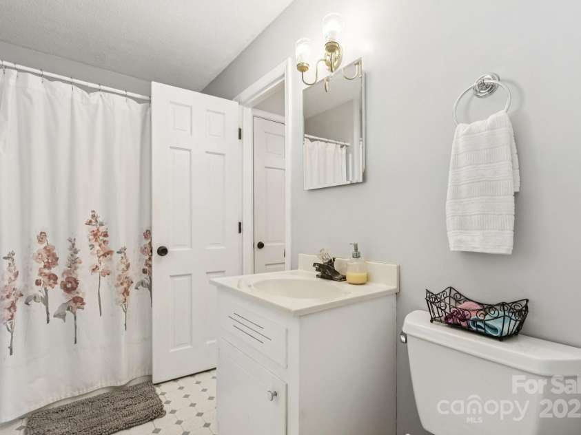 121 Kee Road, Belmont, NC 28012.  MLS# CAR4280091, YatesRealty ID 25545. 