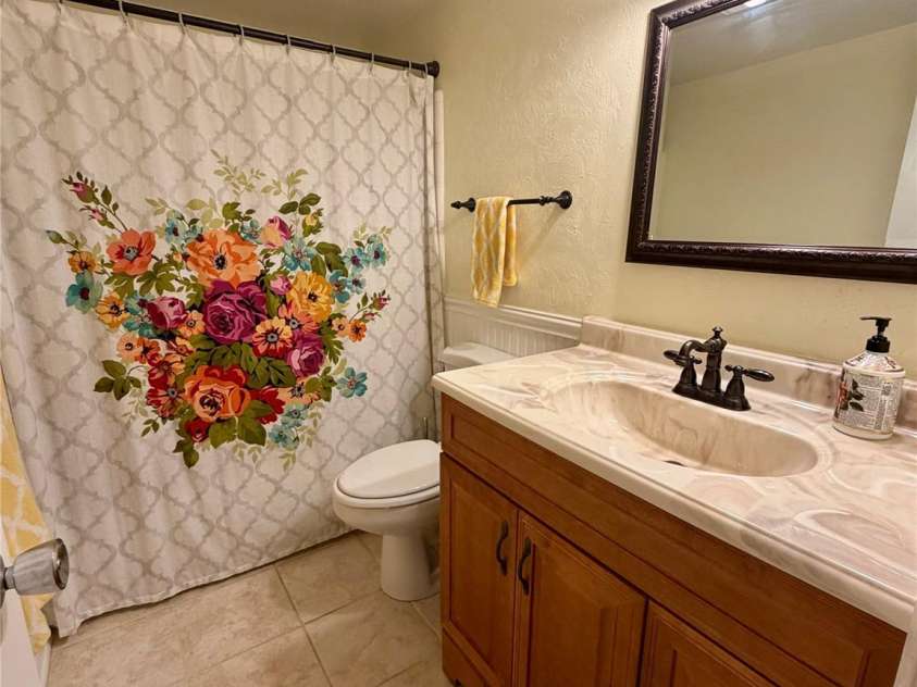 3100 Heathstead Place, Charlotte, NC 28210.  MLS# CAR4382237, YatesRealty ID 25547. Secondary Bathroom is spacious and bright and light.  Conveniently located for secondary bedrroms and guests alike.