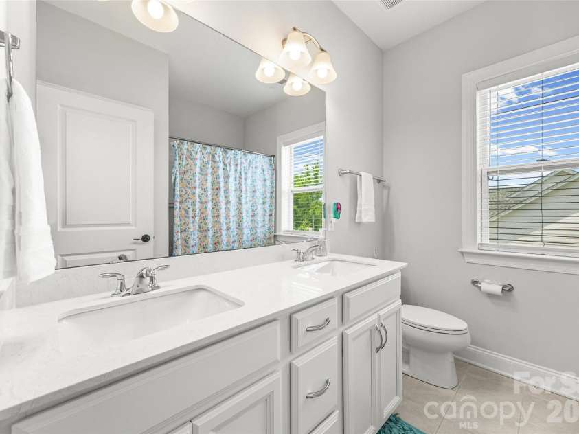 323 Forsythia Lane, Tega Cay, SC 29708.  MLS# CAR4377014, YatesRealty ID 25548. 2nd Floor Full bathroom